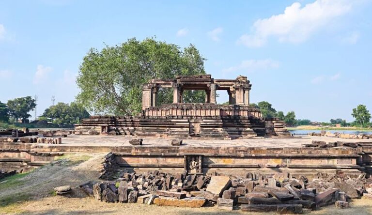 🌟 Top 10 Best Places to Visit in Uttar Pradesh – A Journey Through Culture, History & Spirituality